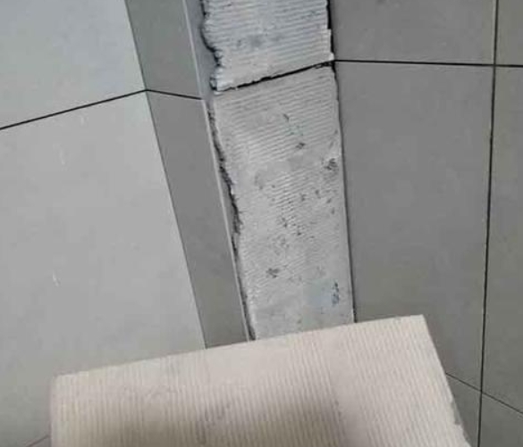 新野瓷砖空鼓维修公司分享下厨房瓷砖脱落的补救措施。